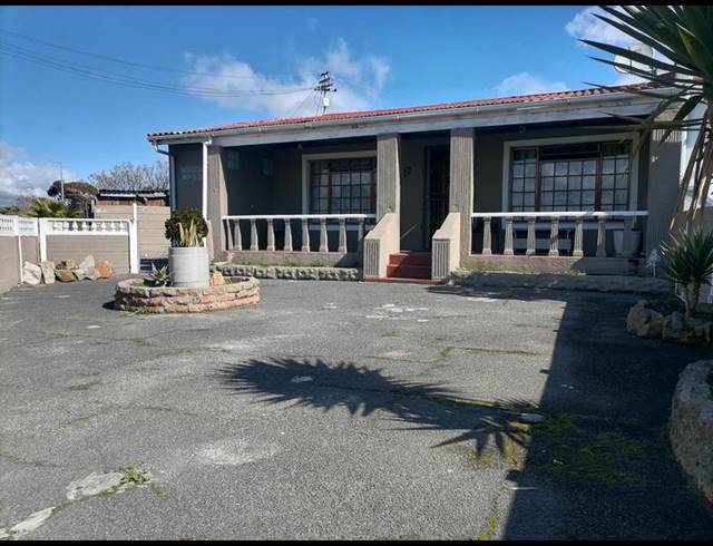 3 BEDROOM HOUSE FOR SALE IN SILVERTOWN